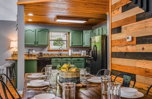 Sevierville Cabina | Pure & Simple (3-Bedroom Cabin) by RedAwning