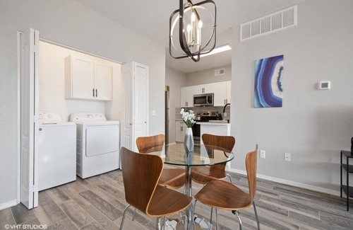 Desert View Village Apartamento | Pure Suites Ascent 2 Bed Gym Pool Cabana in Phoenix
