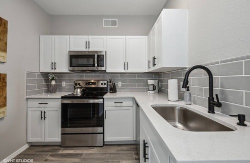 Desert View Village Apartamento | Pure Suites Ascent 2 Bed Gym Pool Cabana in Phoenix