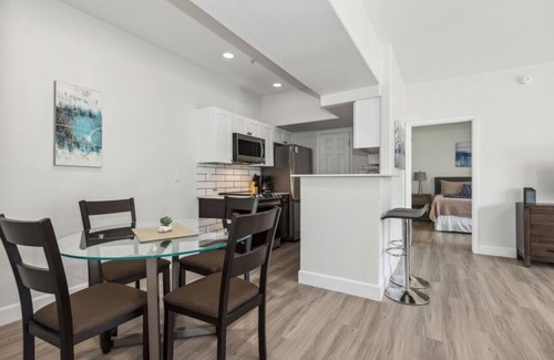 Arrowhead Ranch Apartamento | Pure Suites Furnished Two Bed Glendale Pool Gym