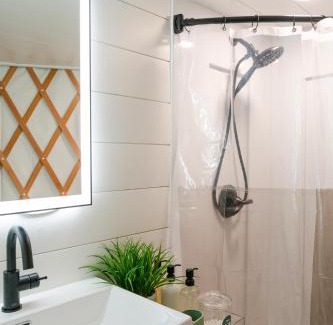 Arnold Creek Apartamento | Purple City Retreats - Luxury Yurt & Spa
