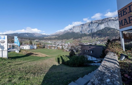 Flims Apartamento | Putzprinz Gujan Ferienwohnung, Haus Surmir B/16