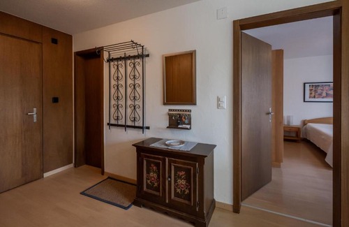 Flims Apartamento | Putzprinz Gujan Ferienwohnung, Haus Surmir B/16