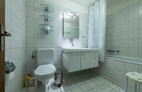Flims Apartamento | Putzprinz Gujan Ferienwohnung, Haus Surmir B/16