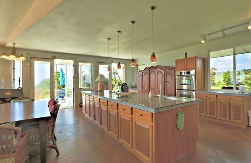 Papaikou Casa | Casa rosa Puumoi: casa de 2 habitaciones con vista al amanecer y al mar. 10 minutos a Hilo
