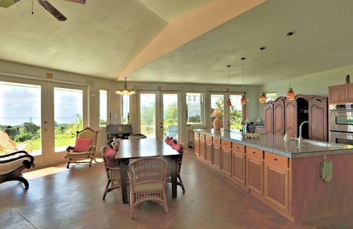 Papaikou Casa | Casa rosa Puumoi: casa de 2 habitaciones con vista al amanecer y al mar. 10 minutos a Hilo