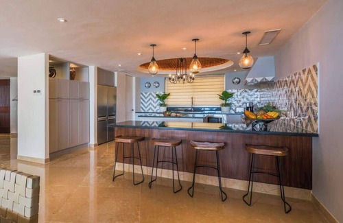 Emiliano Zapata Apartamento | Poolside Terrace Great Beachfront Gem!