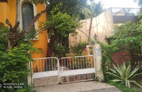 Kothrud Casa | Pvt AC room in Pvt bungalow + Garden + Sitout with nature view, Pune