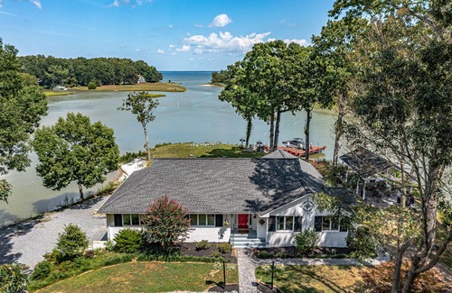 Kinsale Casa | PVT PENINSULA! Hot tub, beach, spectacular views w/huge kitchen!Sleeps up to 21