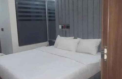 Ikeja Hotel | Q Nuts Lounge And Suites