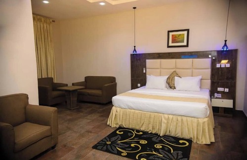 Ikeja Hotel | Q Nuts Lounge And Suites