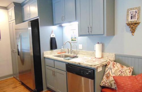 Demere Park Casa | Q4 Professionally decorated upstairs beautiful soothing colors close to back pool