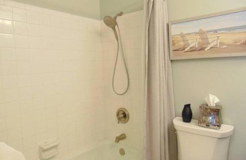 Demere Park Casa | Q4 Professionally decorated upstairs beautiful soothing colors close to back pool