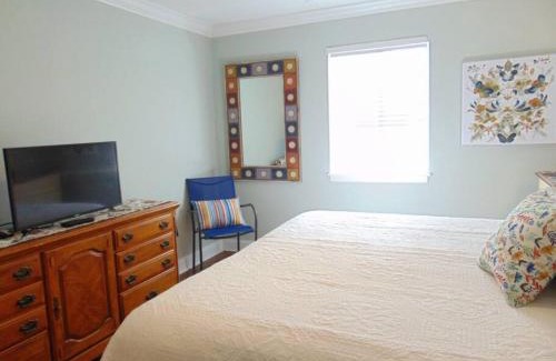 Demere Park Casa | Q4 Professionally decorated upstairs beautiful soothing colors close to back pool