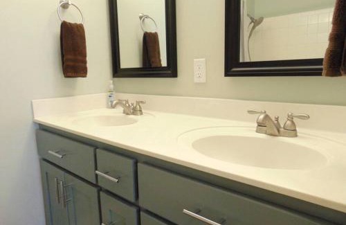 Demere Park Casa | Q4 Professionally decorated upstairs beautiful soothing colors close to back pool