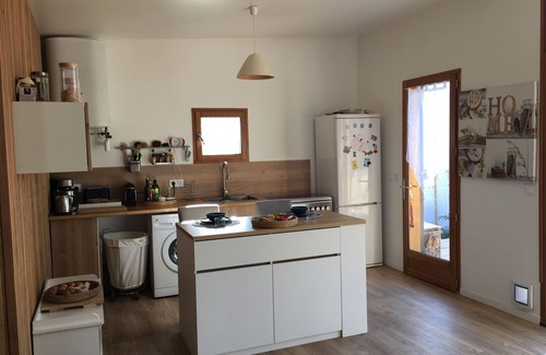 La Ciotat Chalet De Esquí | Quaint 1-bedroom chalet in La Ciotat with 2 friendly cats .Chalet Gay friendly