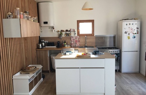 La Ciotat Chalet De Esquí | Quaint 1-bedroom chalet in La Ciotat with 2 friendly cats .Chalet Gay friendly