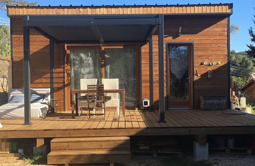 La Ciotat Chalet De Esquí | Quaint 1-bedroom chalet in La Ciotat with 2 friendly cats .Chalet Gay friendly