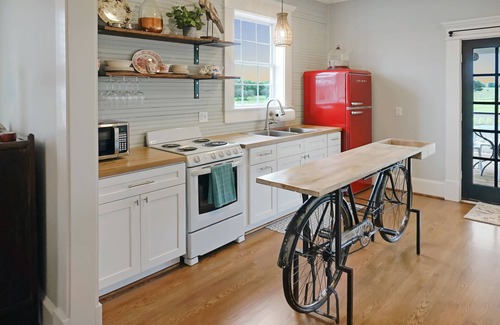 Brenham Casa | Quaint 1920's Bungalow in a beautiful rural setting.