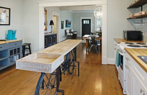 Brenham Casa | Quaint 1920's Bungalow in a beautiful rural setting.