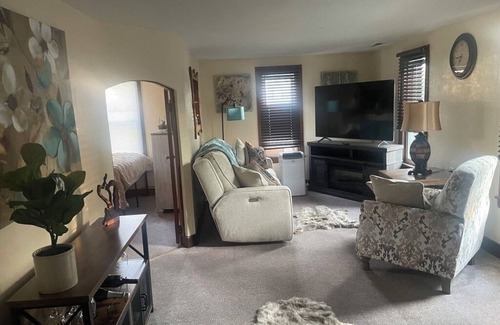 West Seneca Apartamento | Quaint 2-bedroom apartment in West Seneca. Minutes away from HighMark Stadium