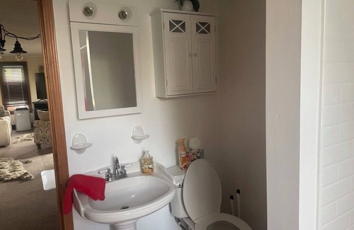 West Seneca Apartamento | Quaint 2-bedroom apartment in West Seneca. Minutes away from HighMark Stadium