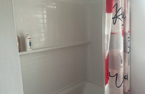 West Seneca Apartamento | Quaint 2-bedroom apartment in West Seneca. Minutes away from HighMark Stadium