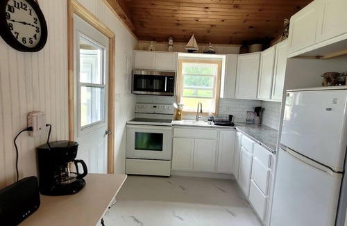 Lower Montague Cabaña | Quaint 2 bedroom water view cottage. Near great golfing, beaches and breweries.