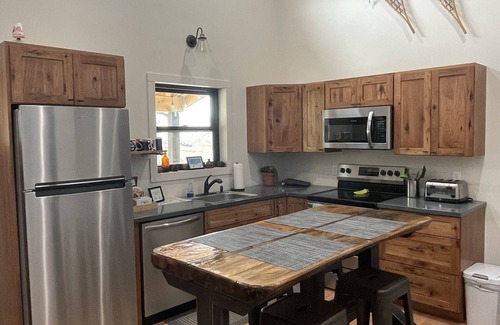Deadwood Cabina | Quaint 2 Bedroom Cabin located in the heart of the Black Hills with garage