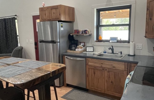 Deadwood Cabina | Quaint 2 Bedroom Cabin located in the heart of the Black Hills with garage
