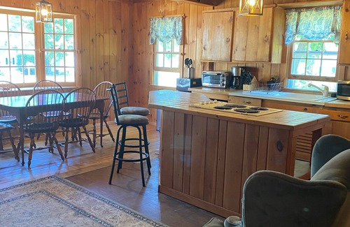 North Lake George Cabaña | Quaint 2 Bedroom Cottage on Lake George