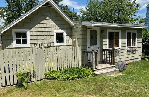 North Lake George Cabaña | Quaint 2 Bedroom Cottage on Lake George