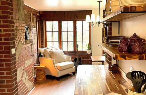 Geneva-on-the-Lake Cabaña | Quaint 2br/1ba cottage on private lake w/hot tub. Walk to Lake Erie/ GOTL Strip