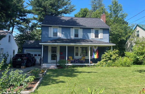 South End Casa | Quaint 3-bedroom house with spacious deck and backyard in South End, Burlington
