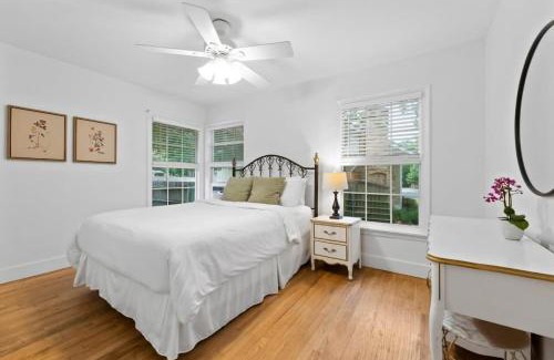South Manchaca Casa | Quaint 3 Bedroom House with Huge Yard