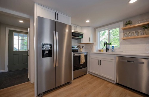 Madison Heights Casa | *Quaint 3BD Home \ 2 King Beds \ 3TVs \ Free Wifi*