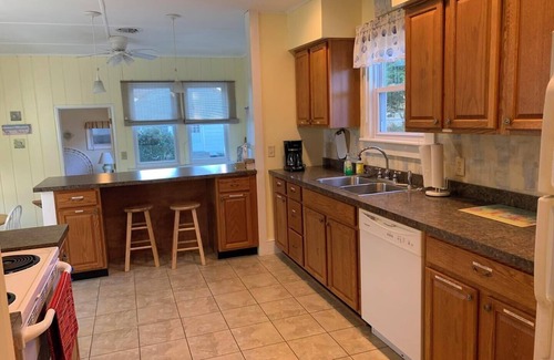 Country Club Estates Cabaña | Quaint 4BR Beach Cottage w/ Screened Porch – Walk to Beach & Shops!