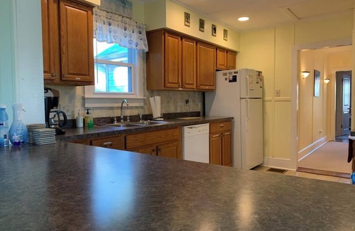 Country Club Estates Cabaña | Quaint 4BR Beach Cottage w/ Screened Porch – Walk to Beach & Shops!