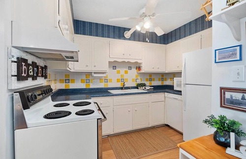 Enchanted Hills Condominio | Quaint and quiet 2-bedroom lake front condo overlooking Lake Wawasee.