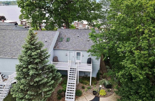 Enchanted Hills Condominio | Quaint and quiet 2-bedroom lake front condo overlooking Lake Wawasee.
