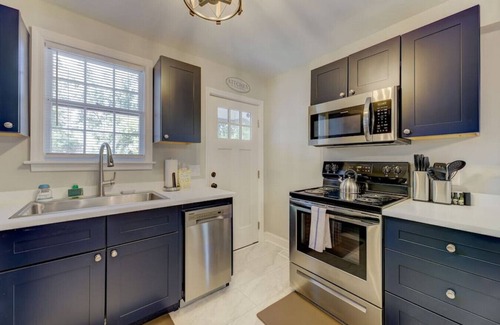 Rosewood Casa | Quaint and Updated Columbian Cottage: Sleeps four!