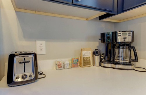 Rosewood Casa | Quaint and Updated Columbian Cottage: Sleeps four!
