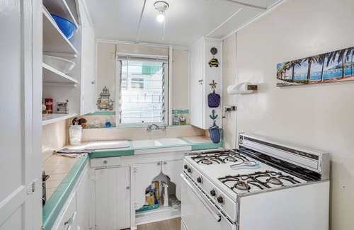 Avalon Cabaña | Quaint Avalon Cottage < Half-Mi to Beaches!