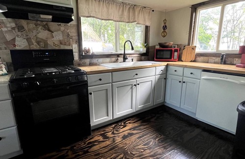 Gypsum Apartamento | Quaint Bay Cottage Retreat W/ Sunsets & Hot Tub
