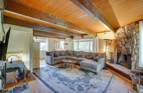 Whispering Forest Casa | Quaint Big Bear Home with Hot Tub 4 Mi to Skiing!