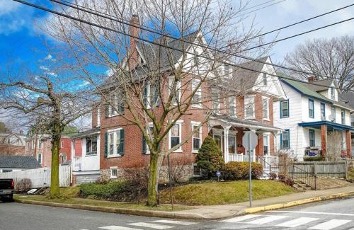 Kennett Square Casa | Quaint brick townhome in historic Kennett Square