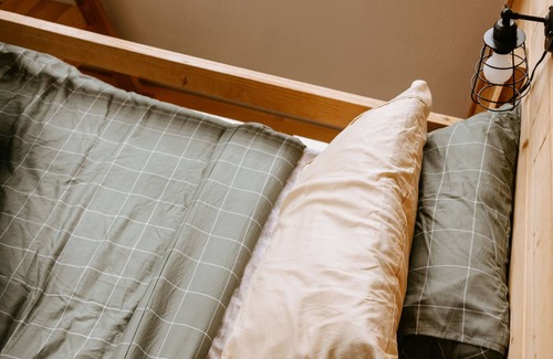 La Center Cabina | Quaint cabin farm stay with hot tub!