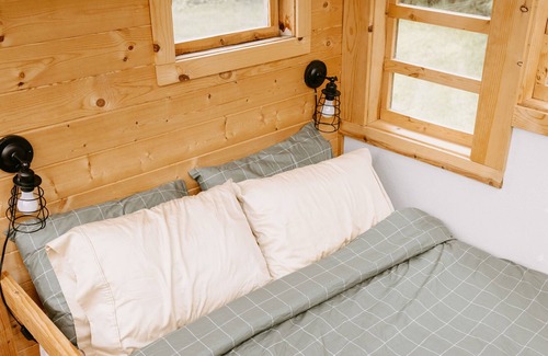 La Center Cabina | Quaint cabin farm stay with hot tub!
