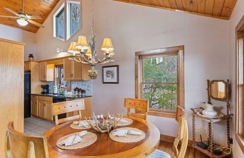 Blowing Rock Cabina | Quaint Cabin on Appalachian Mountain