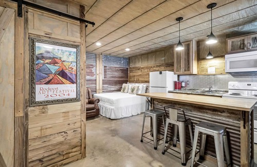 Rockport Cabaña | Quaint cabin super close to the marina, restaurants and activities!